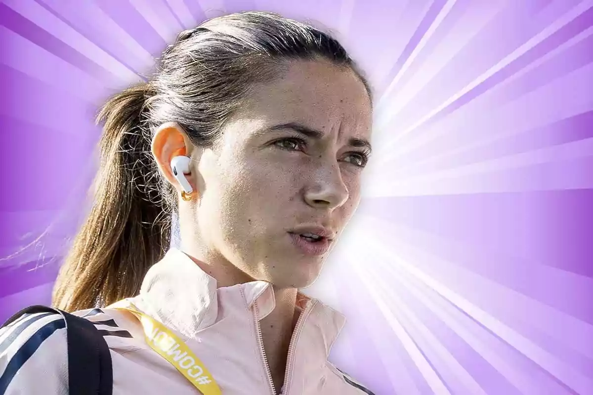 Mujer joven con auriculares inalámbricos y chaqueta deportiva sobre un fondo morado con destellos blancos