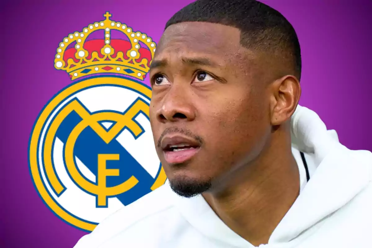 Futbolista con sudadera blanca frente al escudo del Real Madrid sobre fondo morado