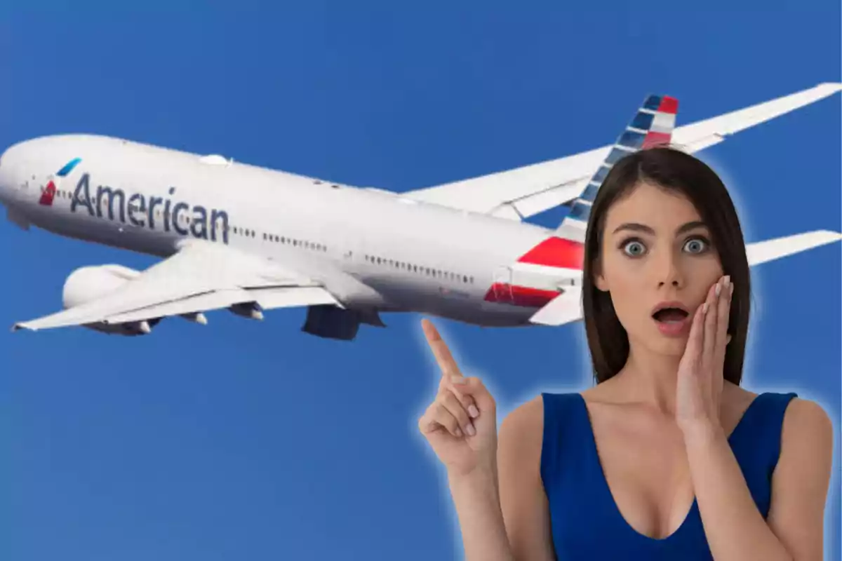 Mujer sorprendida señalando un avión de American Airlines en el cielo azul