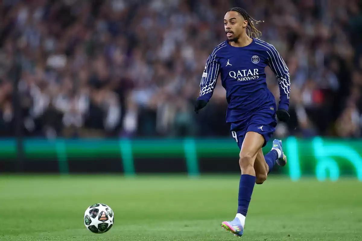 Futbolista del PSG corriendo en el campo durante un partido mientras persigue el balón Futbolista del PSG corriendo en el campo durante un partido mientras persigue el balón