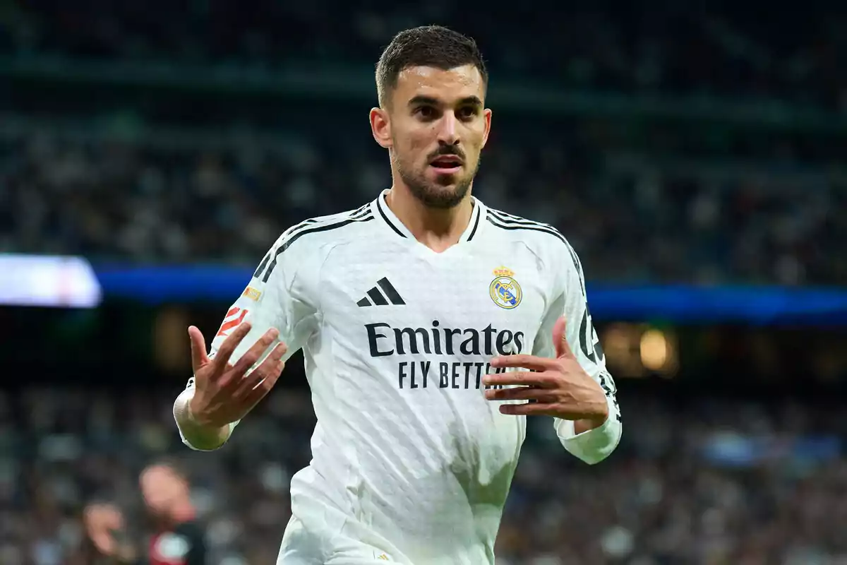 Futbolista del Real Madrid con uniforme blanco en el campo durante un partido Futbolista del Real Madrid con uniforme blanco en el campo durante un partido