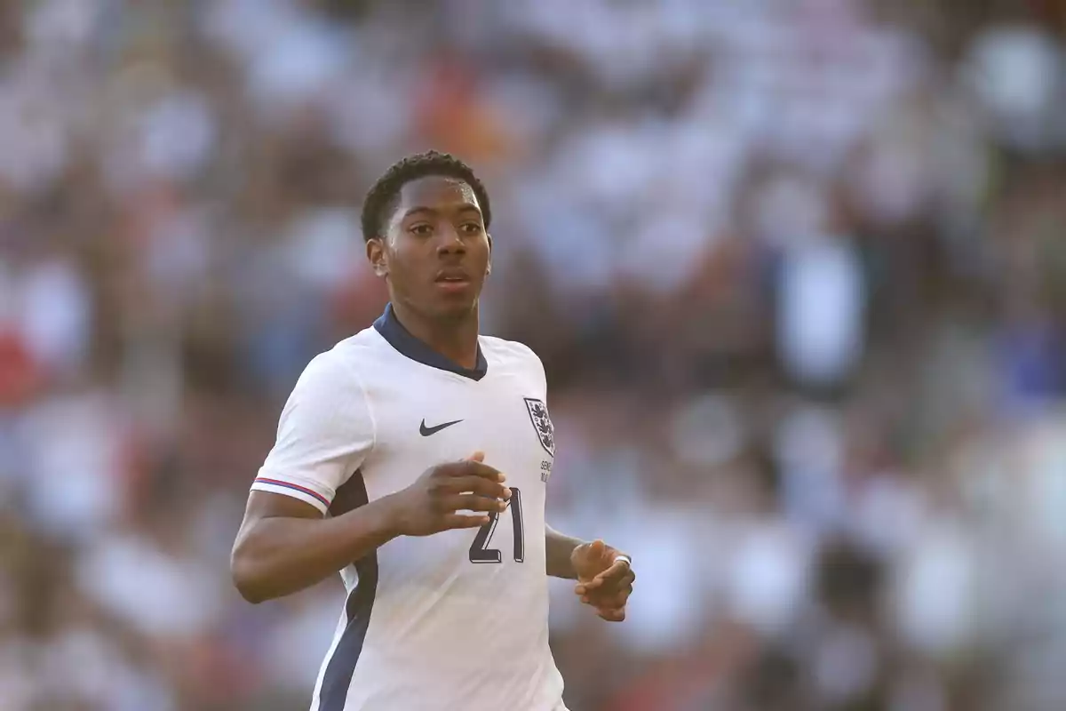 Futbolista con uniforme blanco de la selección de Inglaterra en un partido Futbolista con uniforme blanco de la selección de Inglaterra en un partido