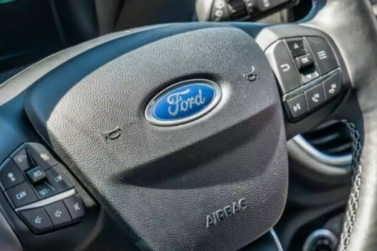 Volante de automóvil Ford con controles integrados y logotipo en el centro Volante de automóvil Ford con controles integrados y logotipo en el centro
