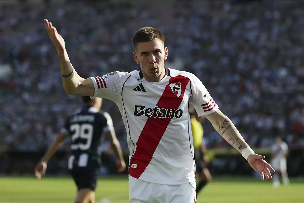 Futbolista de River Plate celebrando un gol en el estadio con el público de fondo Futbolista de River Plate celebrando un gol en el estadio con el público de fondo