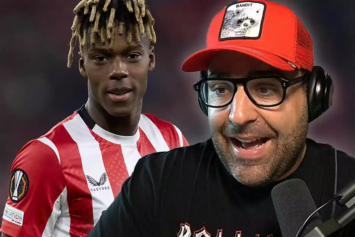 Un futbolista con camiseta de rayas rojas y blancas junto a un hombre con gafas, gorra roja y auriculares hablando frente a un micrófono