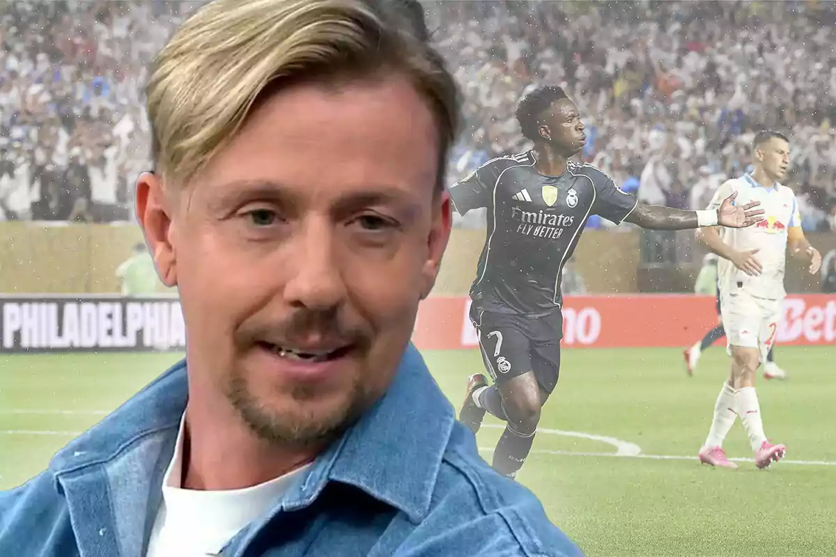 Un hombre rubio con barba y chaqueta de mezclilla aparece en primer plano mientras al fondo se observa a un futbolista celebrando en un estadio lleno de aficionados