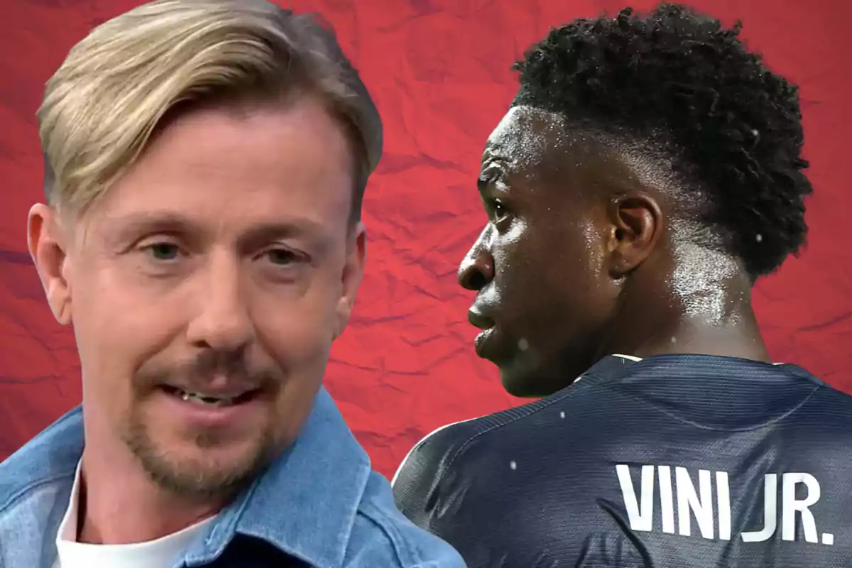 Un hombre rubio con barba y chaqueta de mezclilla aparece junto a un futbolista de espaldas con el nombre Vini Jr. en su camiseta sobre un fondo rojo.