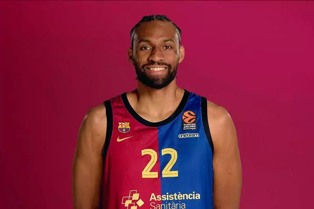 Jugador de baloncesto con uniforme del FC Barcelona y fondo rosa Jugador de baloncesto con uniforme del FC Barcelona y fondo rosa
