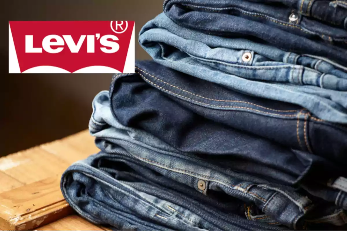 Pantalones de mezclilla doblados junto al logotipo de Levi's