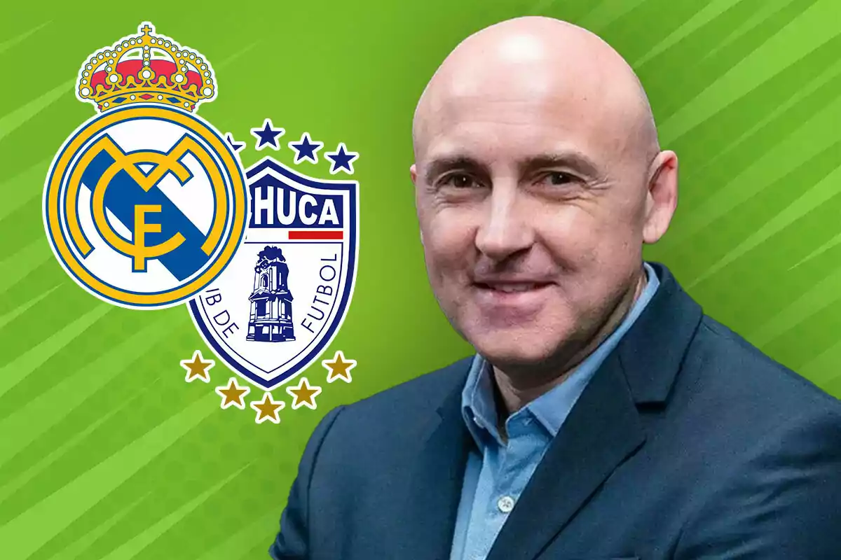 Hombre calvo con saco azul sonriente frente a los escudos de Real Madrid y Pachuca sobre un fondo verde