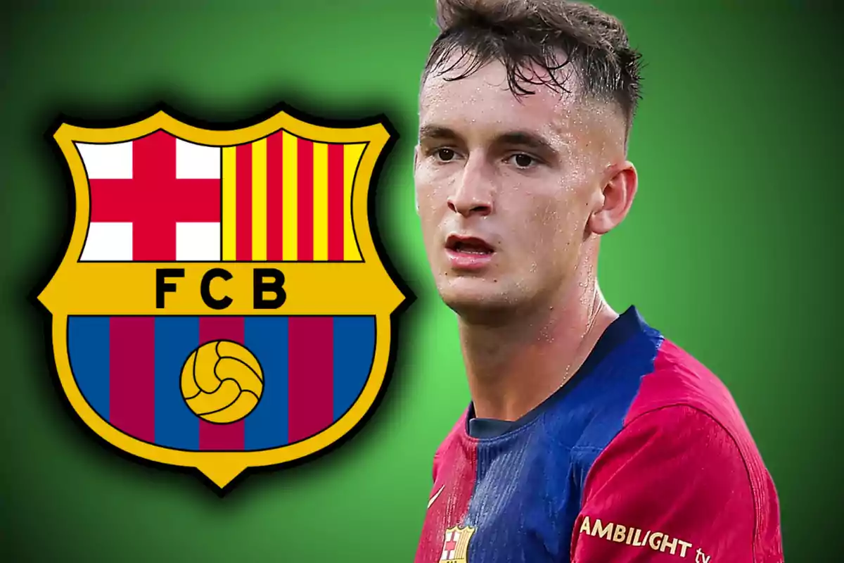 Jugador del Barcelona con el escudo del club sobre un fondo verde