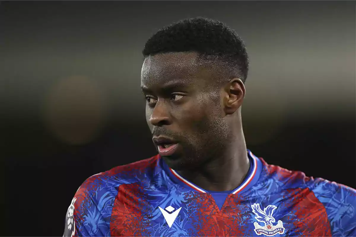 Futbolista con uniforme del Crystal Palace durante un partido mirando hacia un lado Futbolista con uniforme del Crystal Palace durante un partido mirando hacia un lado