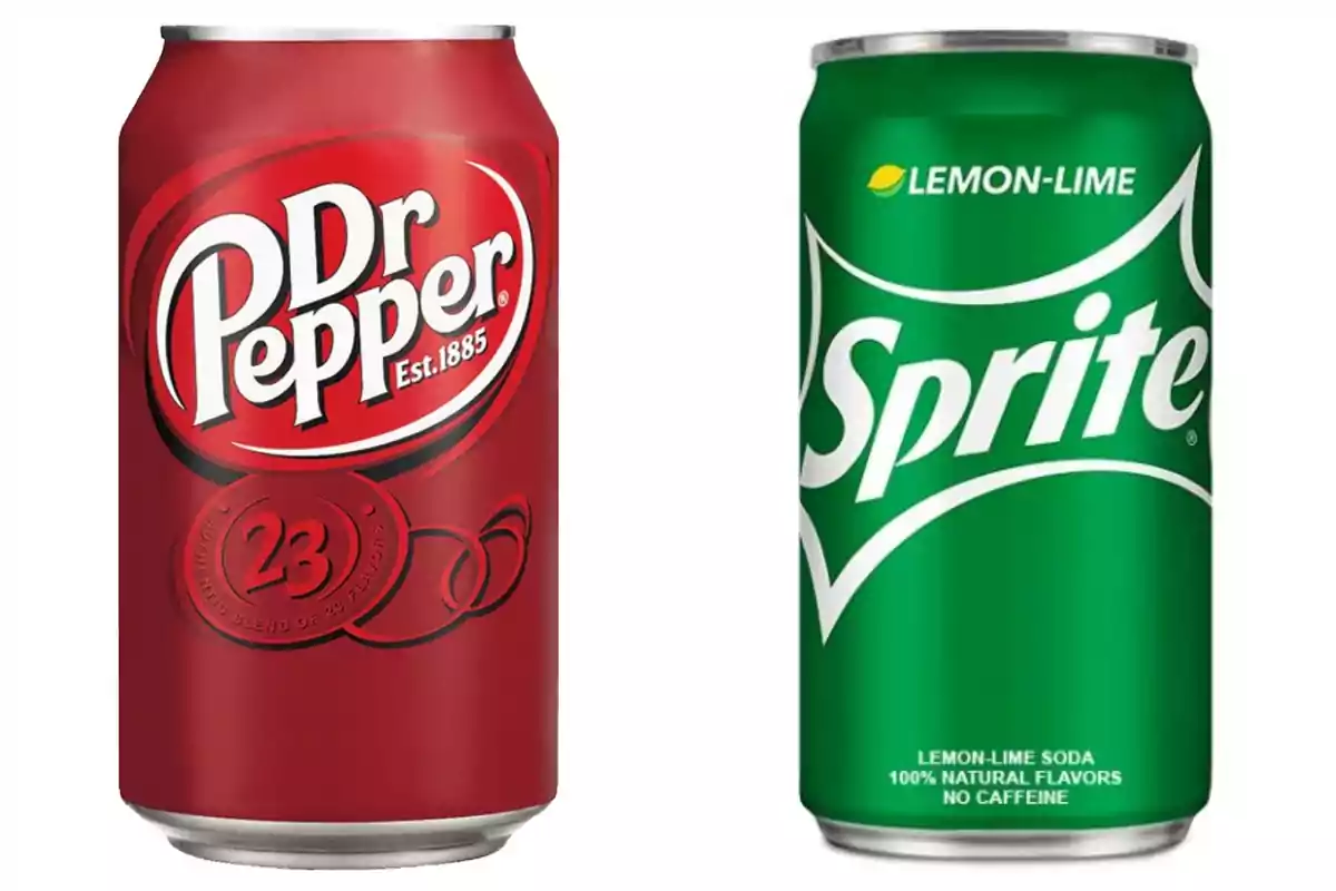 Dos latas de refresco, una de Dr Pepper de color rojo y otra de Sprite de color verde, colocadas una junto a la otra sobre un fondo blanco. Dos latas de refresco, una de Dr Pepper de color rojo y otra de Sprite de color verde, colocadas una junto a la otra sobre un fondo blanco.