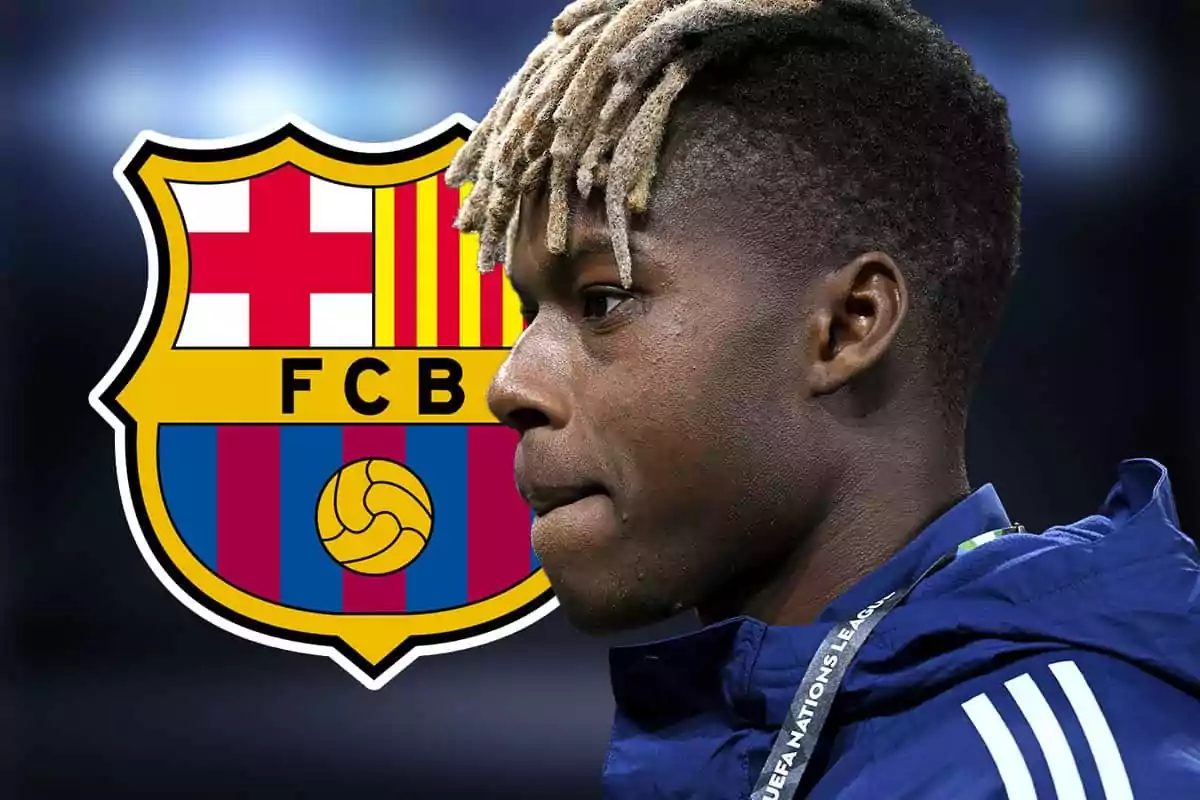 Futbolista de perfil con el escudo del FC Barcelona de fondo