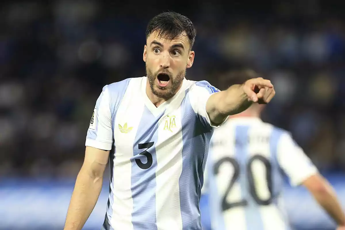 Futbolista argentino con el número 3 en su camiseta gesticulando y señalando con expresión de sorpresa durante un partido Futbolista argentino con el número 3 en su camiseta gesticulando y señalando con expresión de sorpresa durante un partido