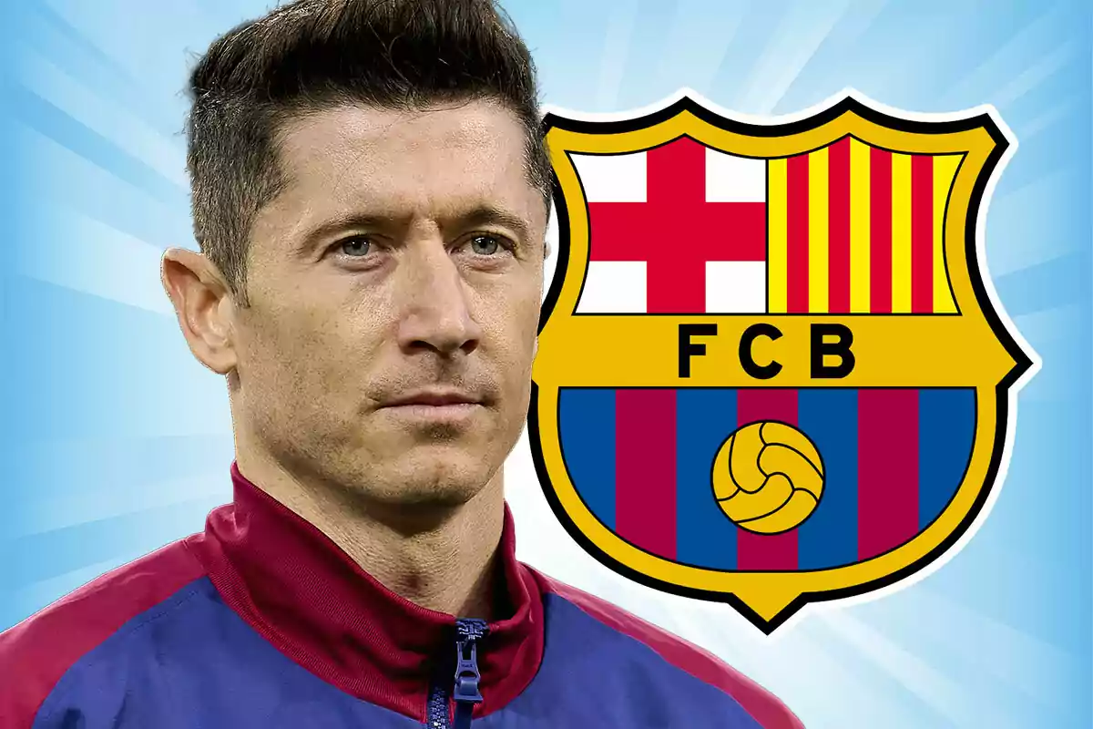 Futbolista con chaqueta azul y roja frente al escudo del FC Barcelona sobre fondo azul