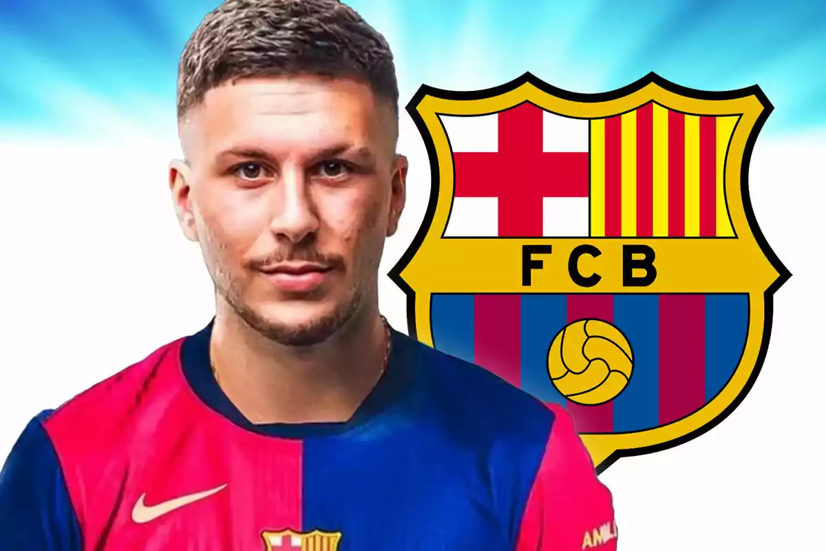 Un futbolista con la camiseta del Barcelona posando frente al escudo del club