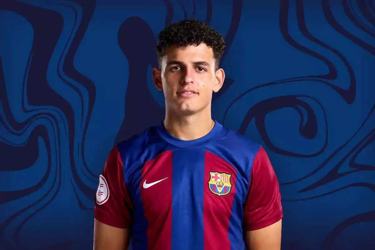 Joven con cabello rizado usando el uniforme del FC Barcelona frente a un fondo azul con patrones abstractos Joven con cabello rizado usando el uniforme del FC Barcelona frente a un fondo azul con patrones abstractos