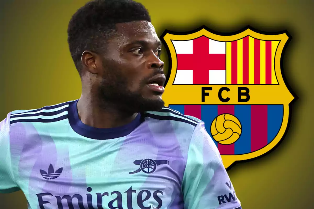 Futbolista con uniforme del Arsenal al frente del escudo del FC Barcelona