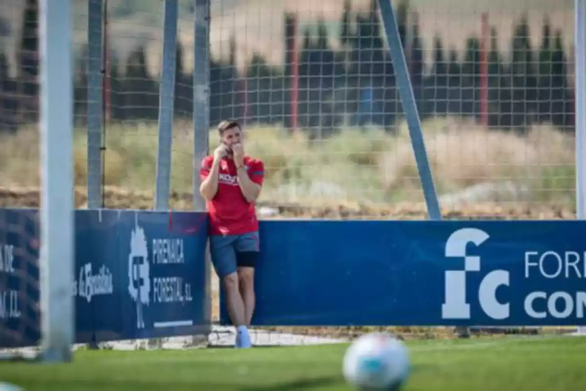 Patética imagen de Jesús Areso, respondiendo una llamada del Athletic en pleno entrenamiento de Osasuna