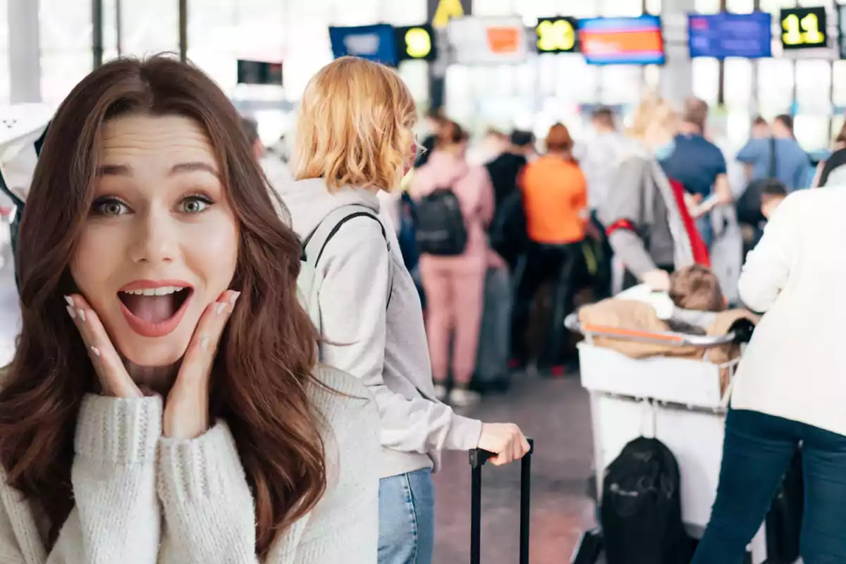 Mujer joven con expresión de sorpresa en primer plano mientras al fondo varias personas hacen fila en un aeropuerto