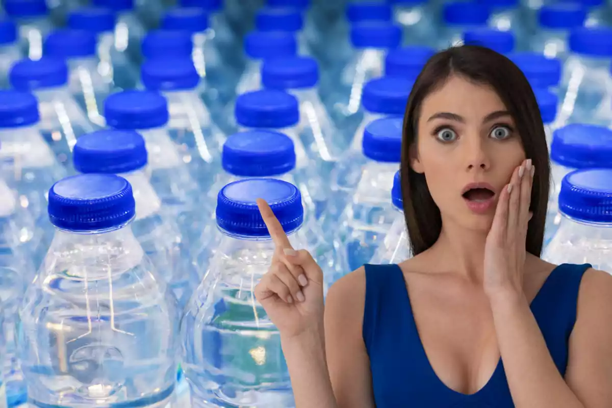 Mujer sorprendida señalando botellas de agua con tapas azules