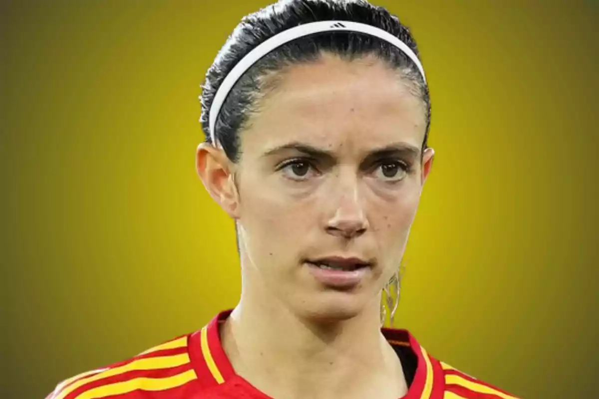 Mujer con cinta blanca en el cabello y camiseta deportiva roja con detalles amarillos sobre fondo amarillo difuminado