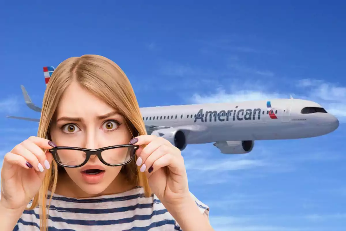 Mujer sorprendida con gafas en primer plano y un avión de American Airlines volando en el cielo azul de fondo