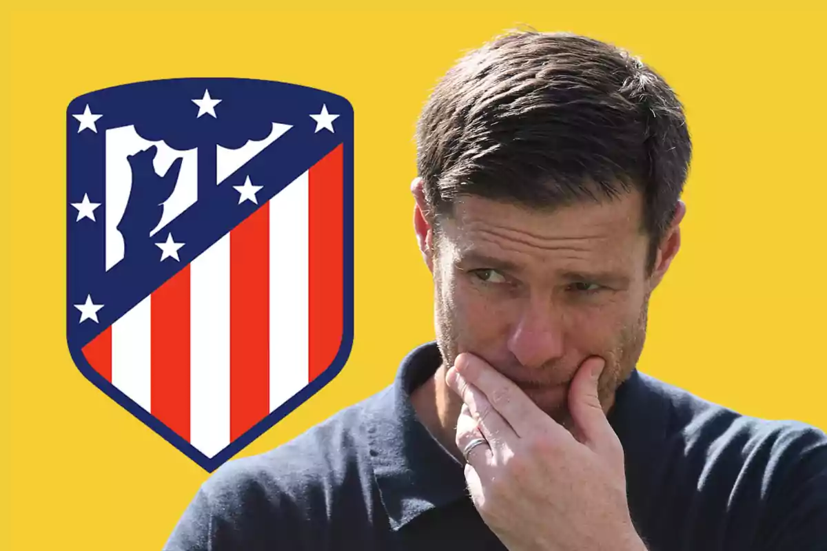 Hombre pensativo con la mano en la boca frente al escudo del Atlético de Madrid sobre fondo amarillo