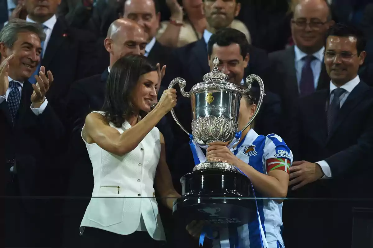 La reina Letizia solo ha entregado dos trofeos que llevan su nombre. Siempre tiene cosas más importantes que hacer.