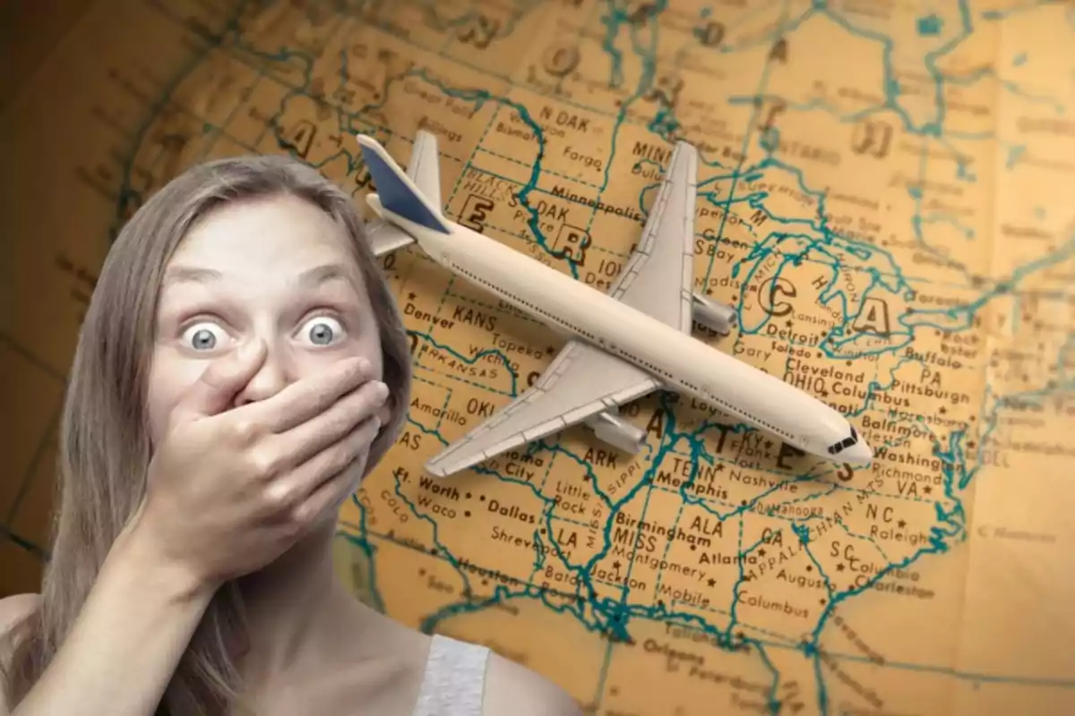 Mujer sorprendida cubriéndose la boca con la mano frente a un mapa antiguo de Estados Unidos y un avión de juguete