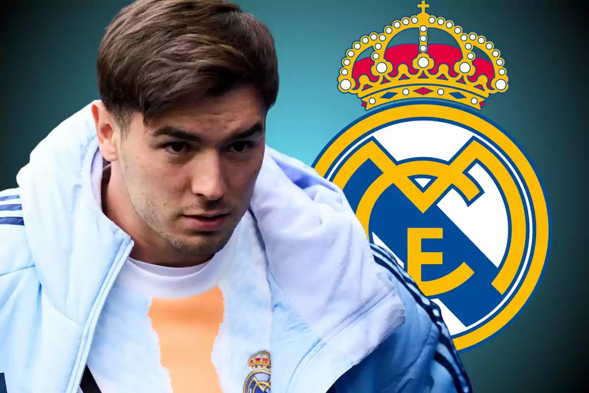 Jugador del Real Madrid con chaqueta blanca y el escudo del club al fondo
