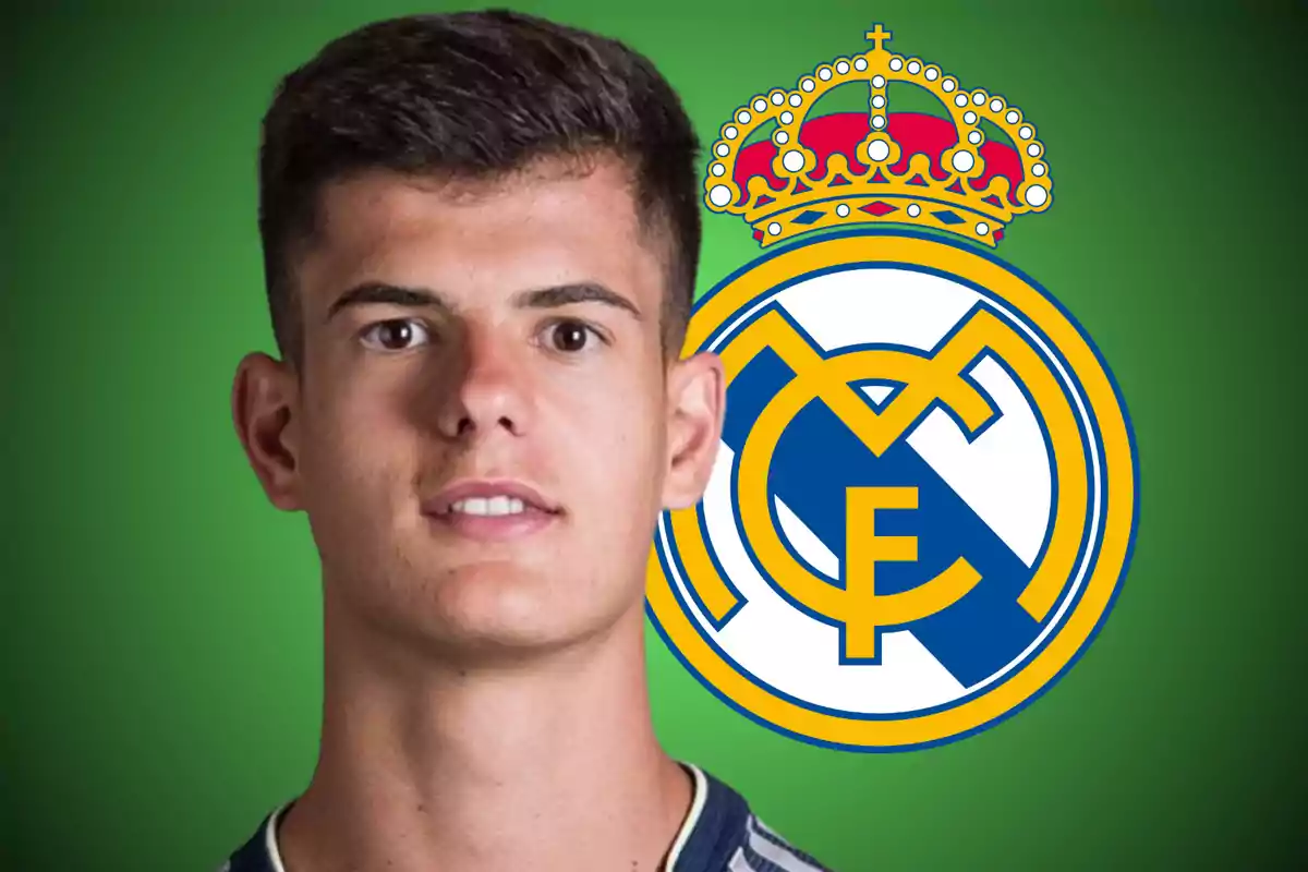 Joven con camiseta deportiva frente al escudo del Real Madrid sobre fondo verde
