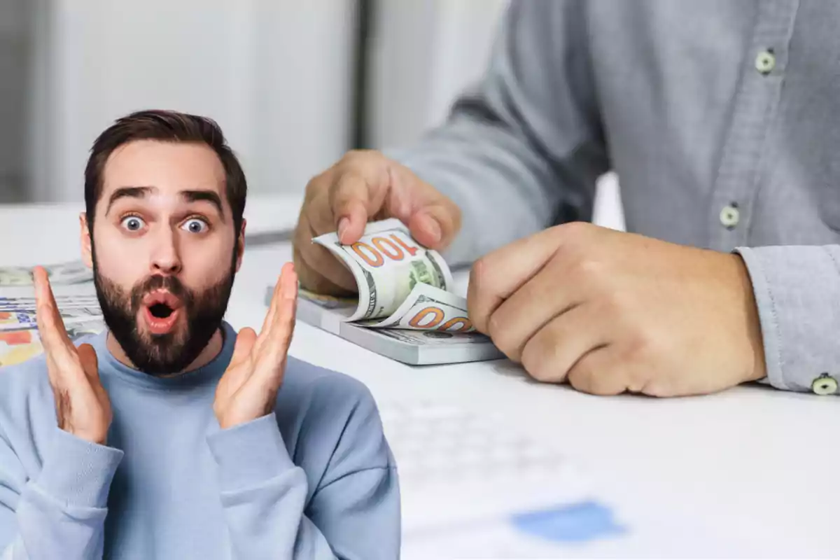 Hombre sorprendido con las manos en la cara mientras otra persona cuenta billetes de cien dólares en una mesa
