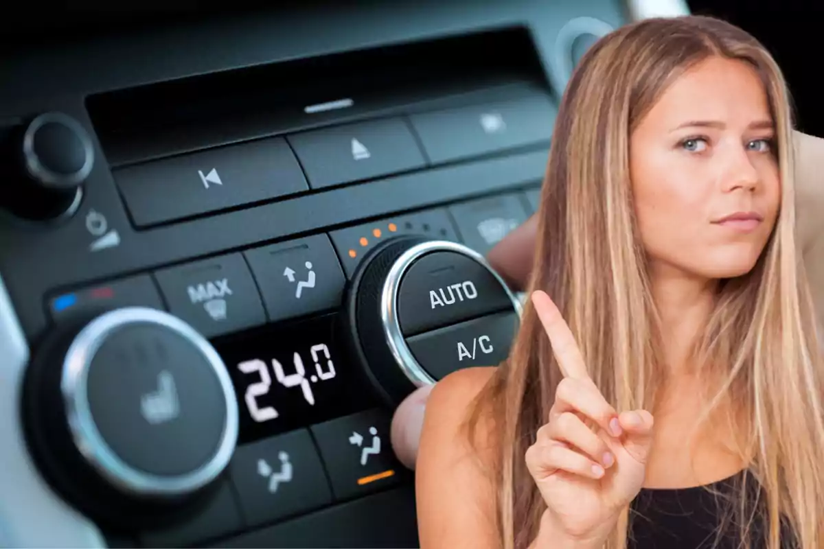 Mujer señalando con el dedo índice hacia arriba frente a un panel de control de aire acondicionado de automóvil ajustado a 24 grados
