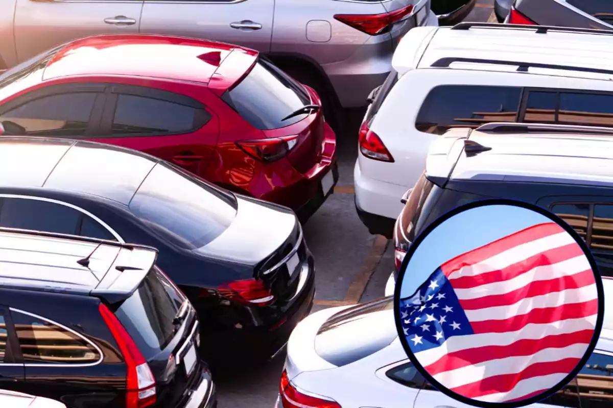 Estacionamiento lleno de autos de diferentes colores con un círculo que resalta una bandera de Estados Unidos ondeando