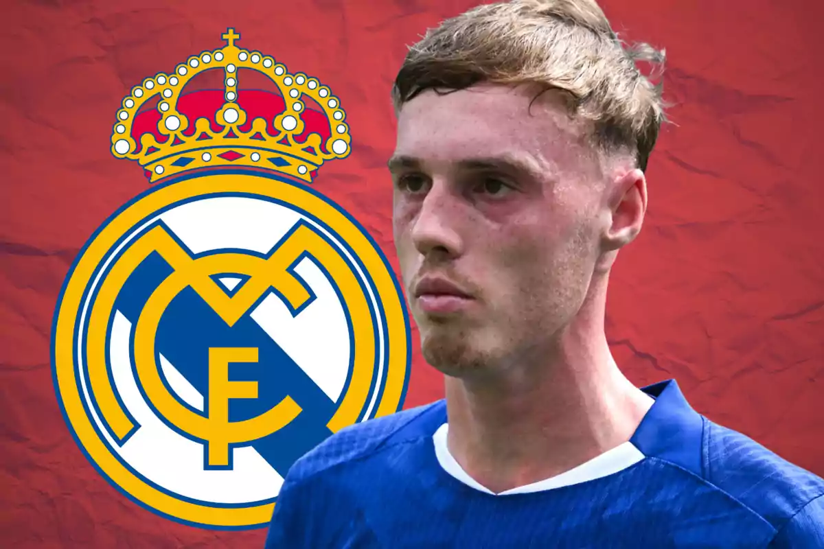 Jugador de fútbol con camiseta azul frente al escudo del Real Madrid sobre un fondo rojo