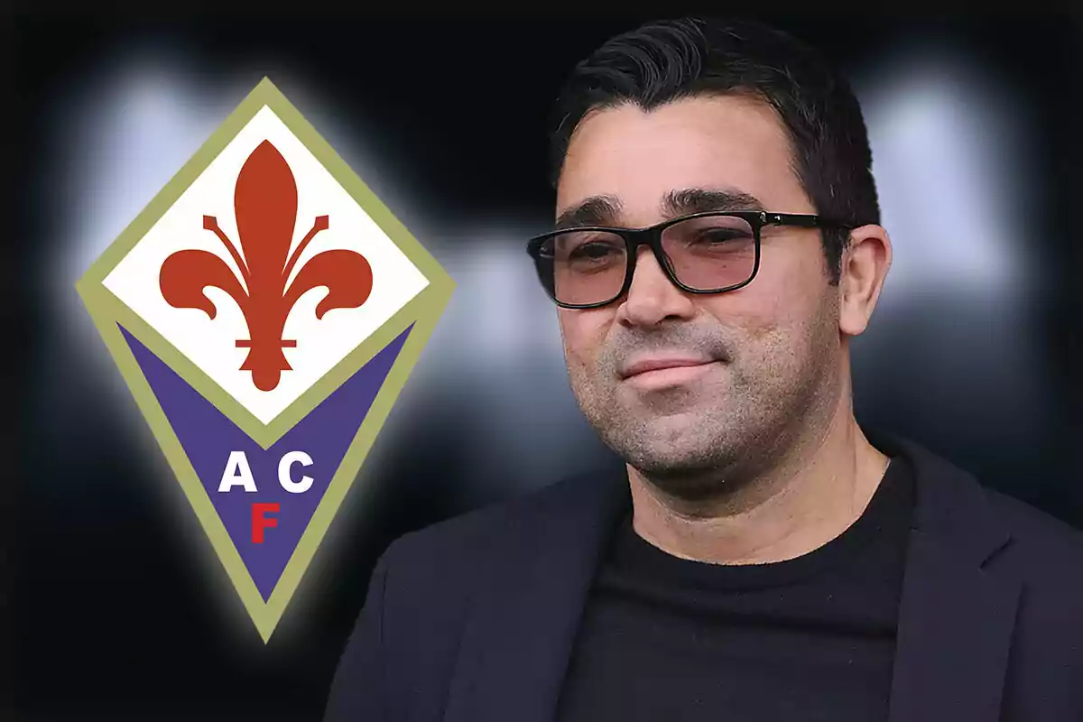 Hombre con gafas y saco oscuro frente al escudo del club de fútbol Fiorentina