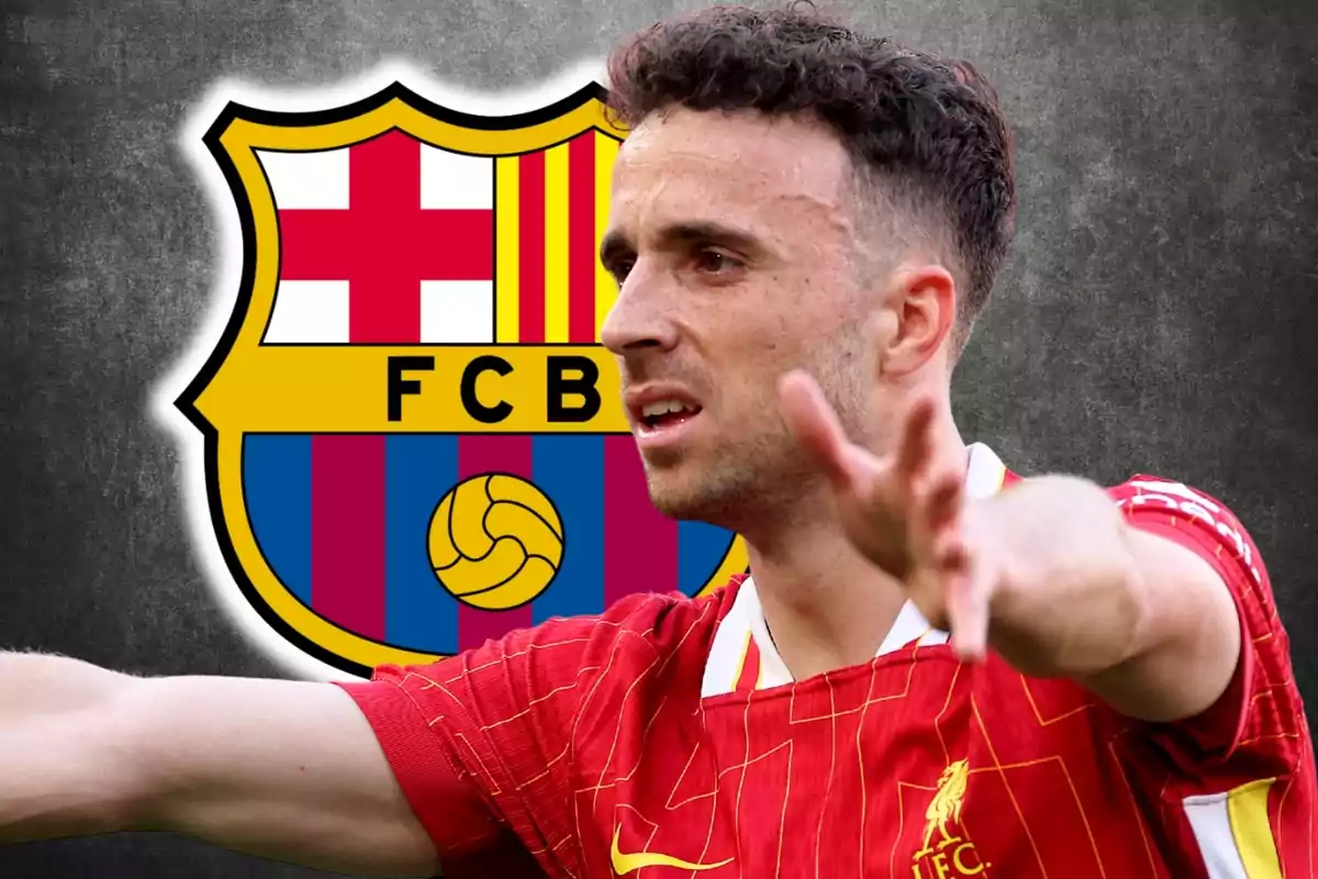 Futbolista con uniforme del Liverpool gesticulando con el escudo del FC Barcelona de fondo