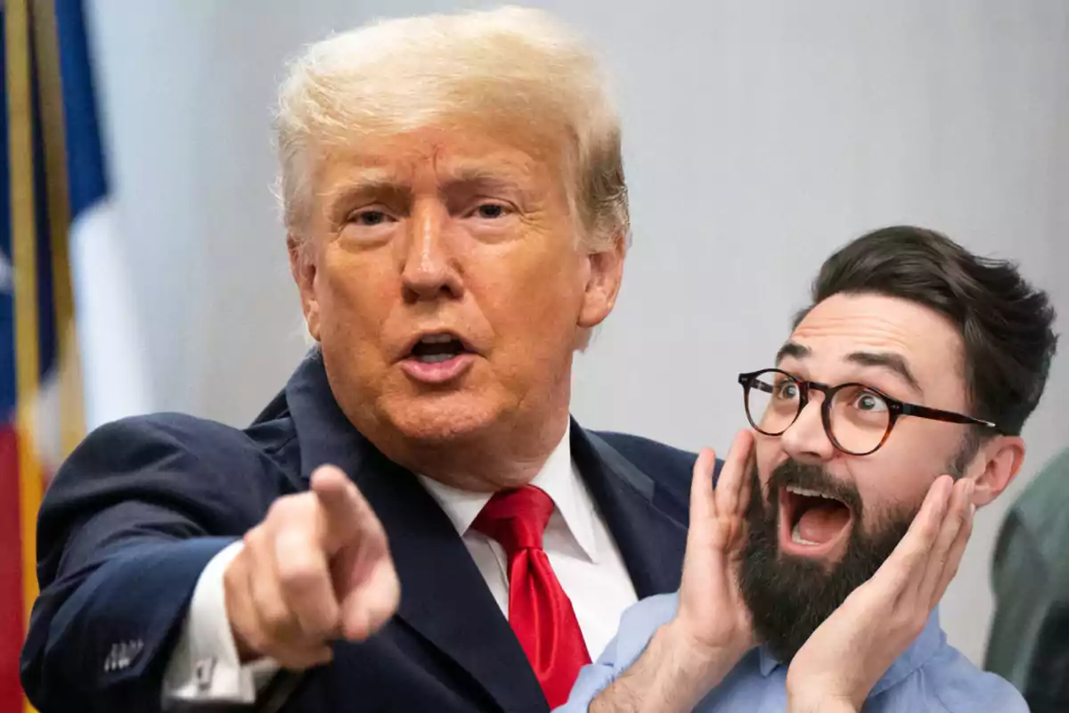Un hombre de cabello rubio y traje oscuro señala al frente mientras otro hombre con barba y gafas muestra una expresión de sorpresa
