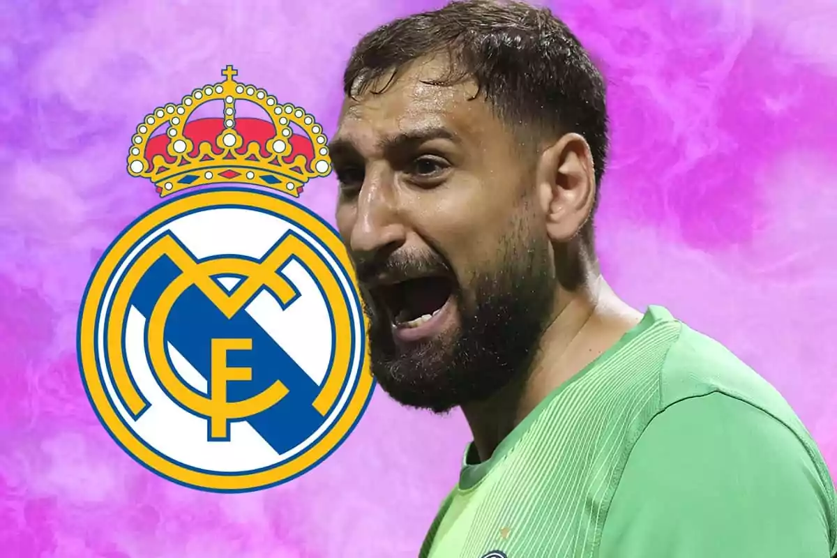 Portero con camiseta verde junto al escudo del Real Madrid sobre un fondo rosa