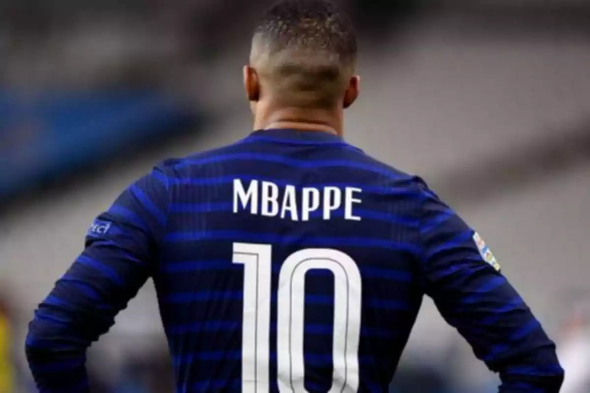 Soccer player wearing the blue jersey of the French national team with the number 10 on the back