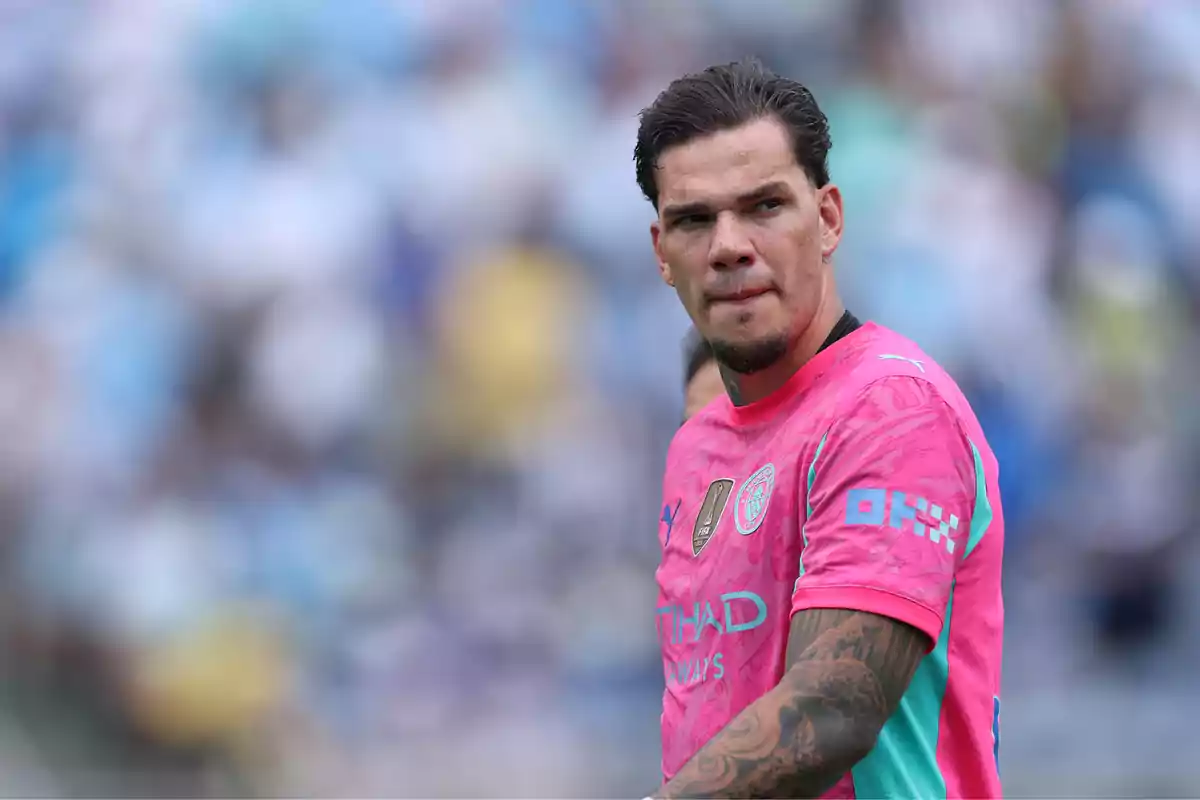 Portero de fútbol con uniforme rosa y tatuajes en el brazo durante un partido Portero de fútbol con uniforme rosa y tatuajes en el brazo durante un partido