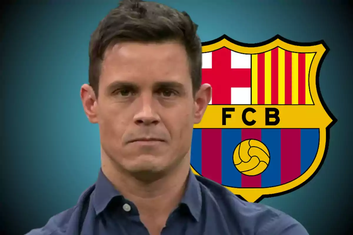 Hombre de cabello corto y camisa azul frente al escudo del FC Barcelona