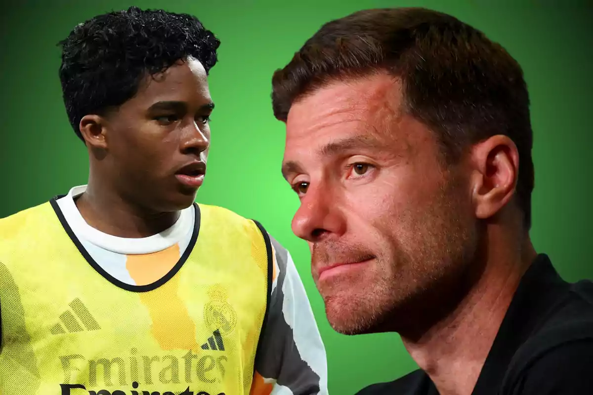 Un joven futbolista con chaleco de entrenamiento amarillo y un hombre de perfil con expresión seria sobre un fondo verde.
