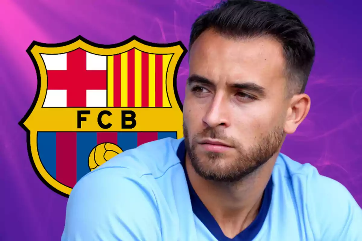 Jugador de fútbol con camiseta azul claro sentado frente al escudo del FC Barcelona sobre un fondo morado