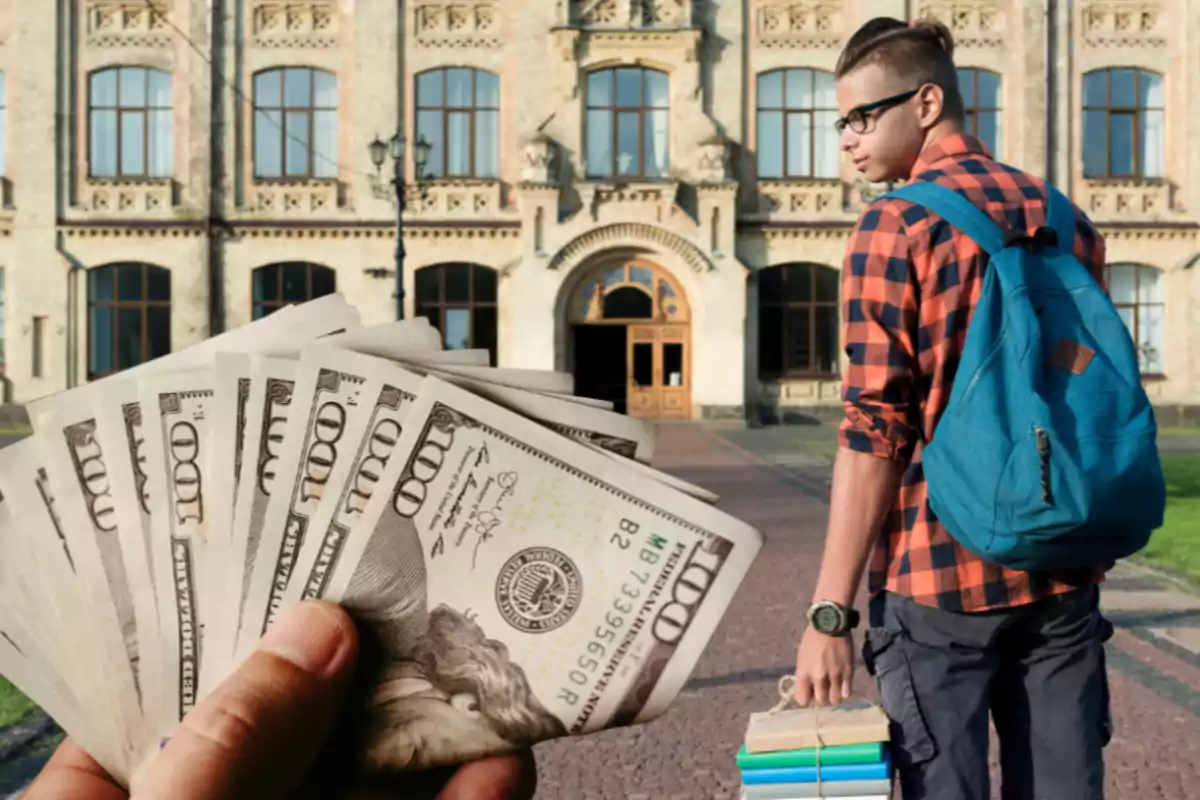 Joven con mochila y libros frente a una universidad mientras una mano sostiene varios billetes de cien dólares