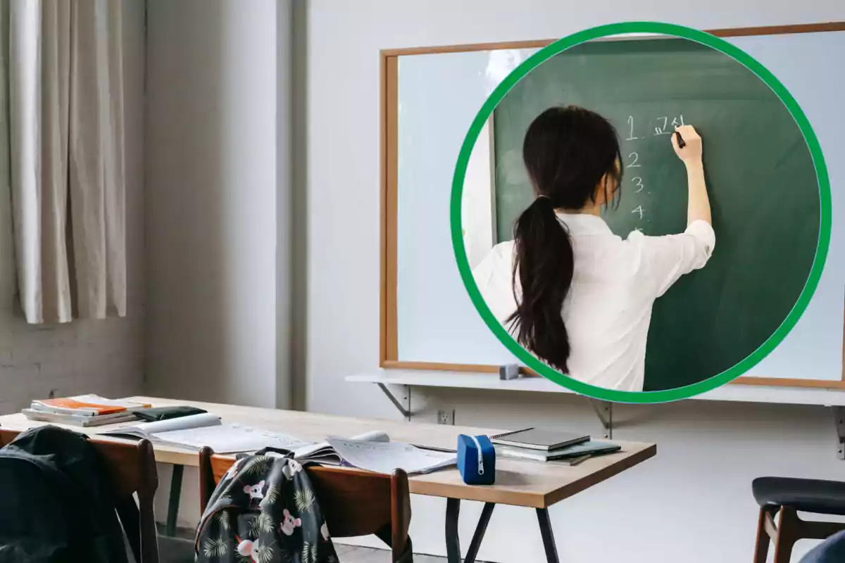 Aula vacía con escritorios y libros, y una mujer escribiendo en un pizarrón verde Aula vacía con escritorios y libros, y una mujer escribiendo en un pizarrón verde