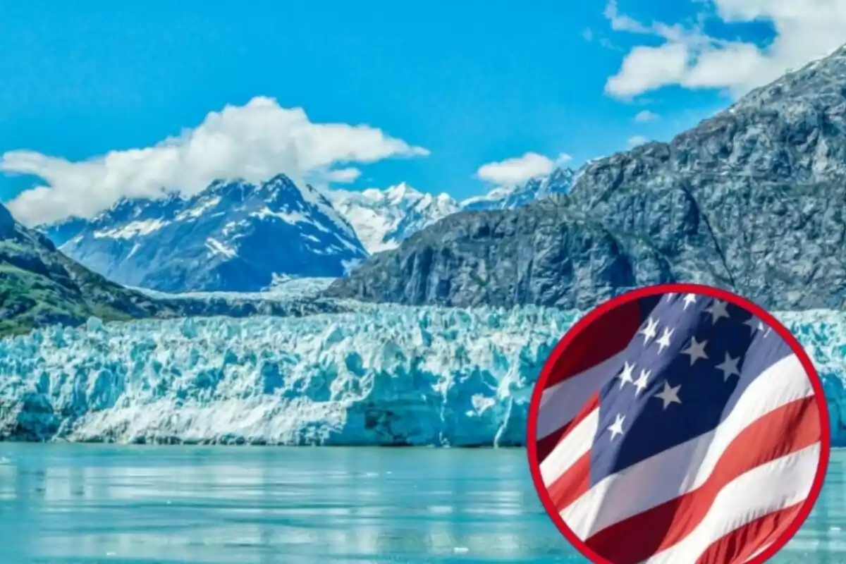 Paisaje de montañas nevadas y un glaciar junto a un lago con una bandera de Estados Unidos en un círculo en la esquina inferior derecha Paisaje de montañas nevadas y un glaciar junto a un lago con una bandera de Estados Unidos en un círculo en la esquina inferior derecha