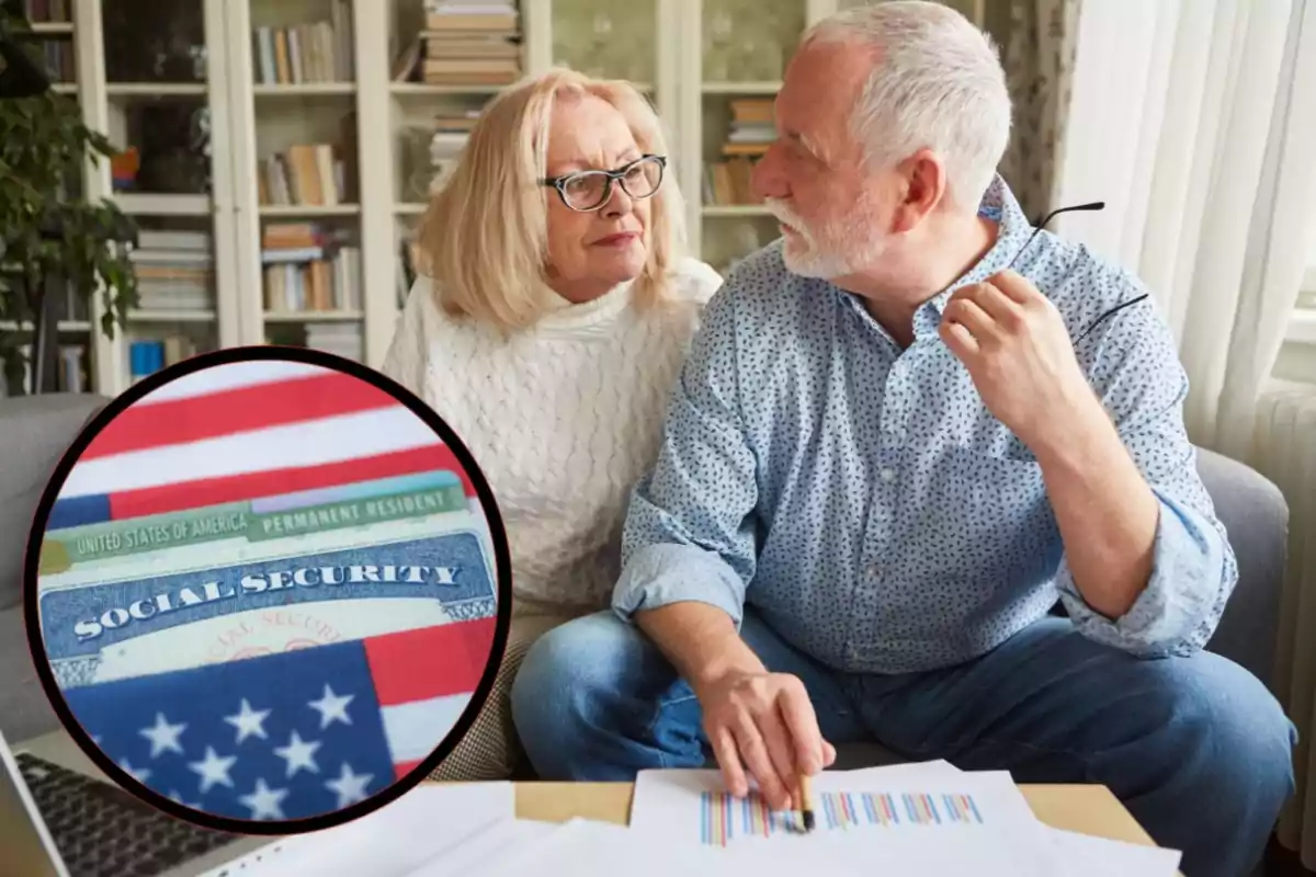 Pareja de personas mayores conversando en una sala mientras revisan documentos con un recuadro que muestra una tarjeta de seguro social y una tarjeta de residencia permanente de Estados Unidos